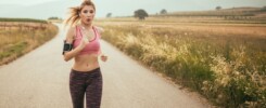 Chica haciendo running como propósito de año nuevo para mejorar su salud mental